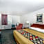 Super 8 by Wyndham Holton