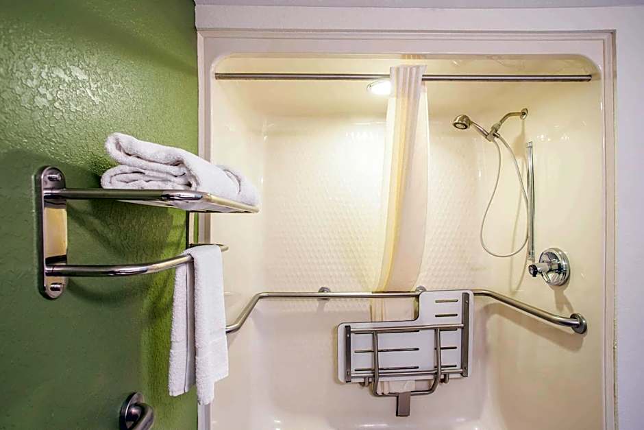 Quality Inn Kansas City International Airport