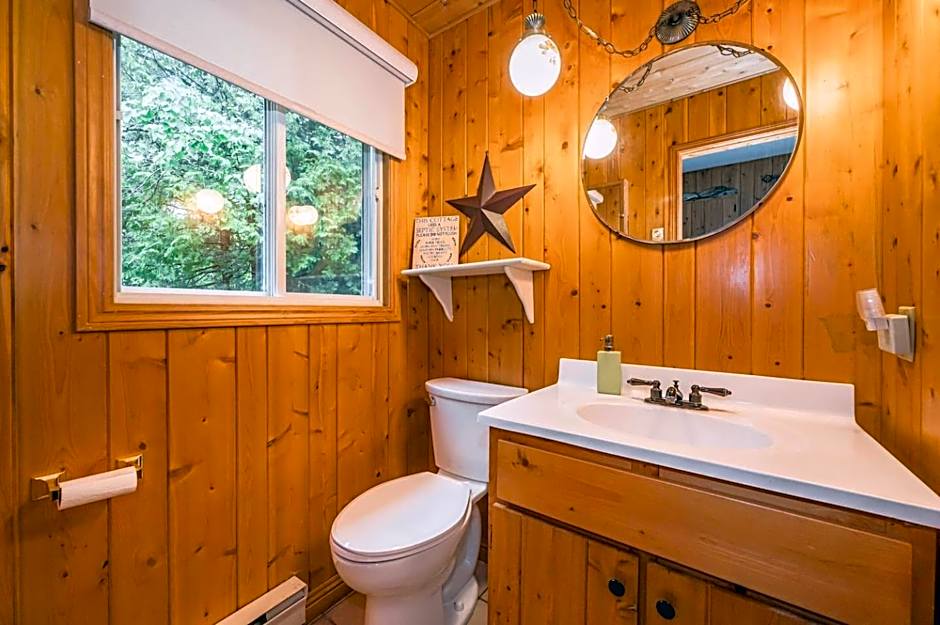 Rustic cabin w Games near Lake & National Park