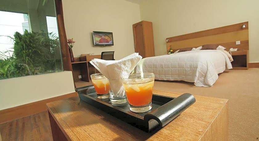 Richmond Hotel And Suites