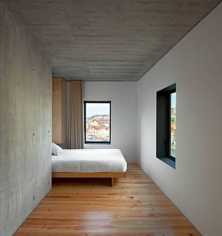 Studio Apartment with River and Bridge View