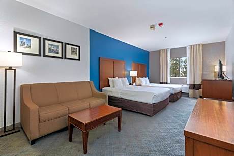 Queen Suite with Two Queen Beds