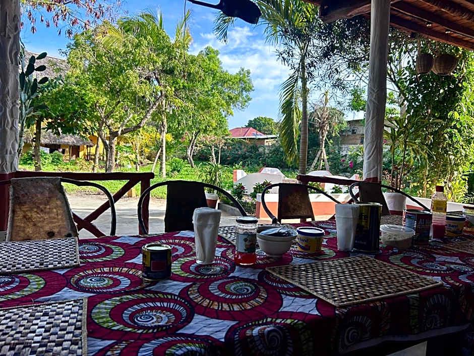 Tropinest bungalows & hostel