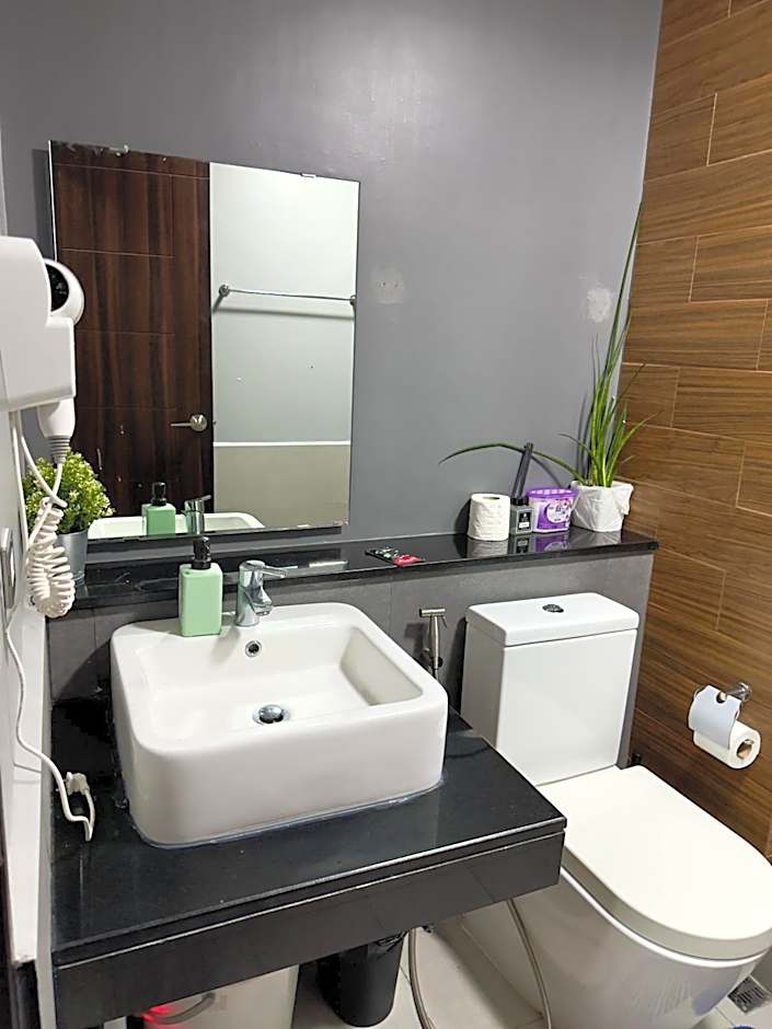 Bayfront Suite in Pasay, Manila Near NAIA Terminal, PICC, Star City, MOA and US Embassy - Pet-Friendly, Free Pool, Wi-Fi & Netflix