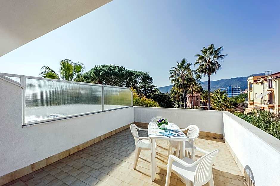 Loano Apartment Pool & Garden