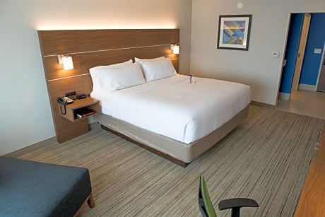 King Room - Hearing Accessible - Roll-in Shower