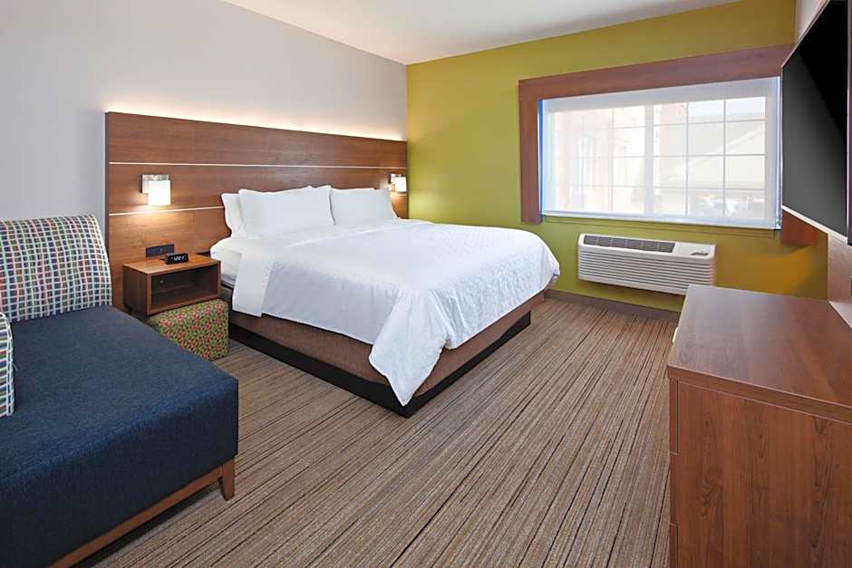 Holiday Inn Express and Suites Tulare By IHG
