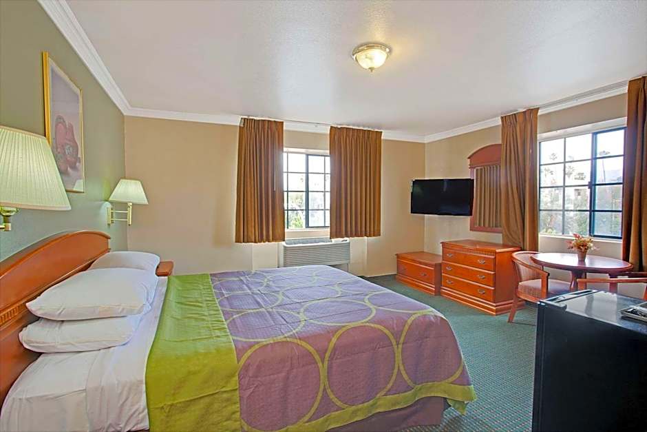 Super 8 by Wyndham Hollywood/LA Area