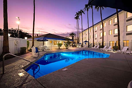 Days Inn & Suites by Wyndham Mesa Near Phoenix