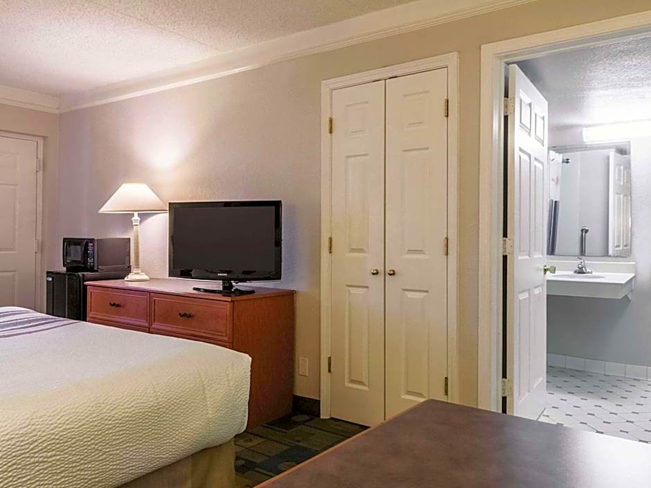 La Quinta Inn & Suites by Wyndham New Orleans West Bank