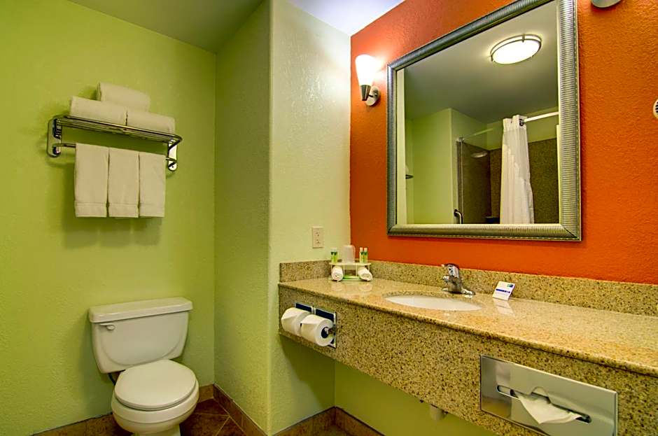 Holiday Inn Express & Suites Kansas City Sport Complex Area By IHG