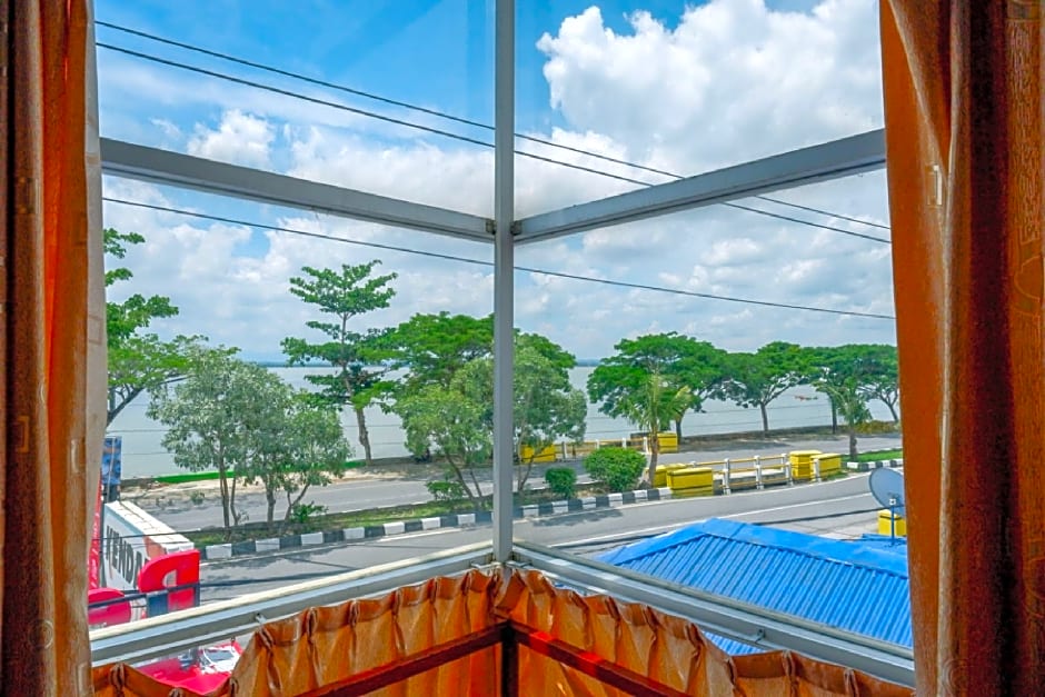 RedDoorz near Kendari Beach 2