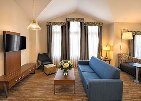1 King Bed Suite Non-Smoking