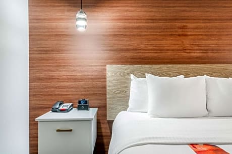 Deluxe King Room - Mobility Access/Non-Smoking