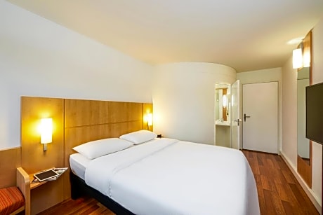 Standard room with a double bed or two single beds