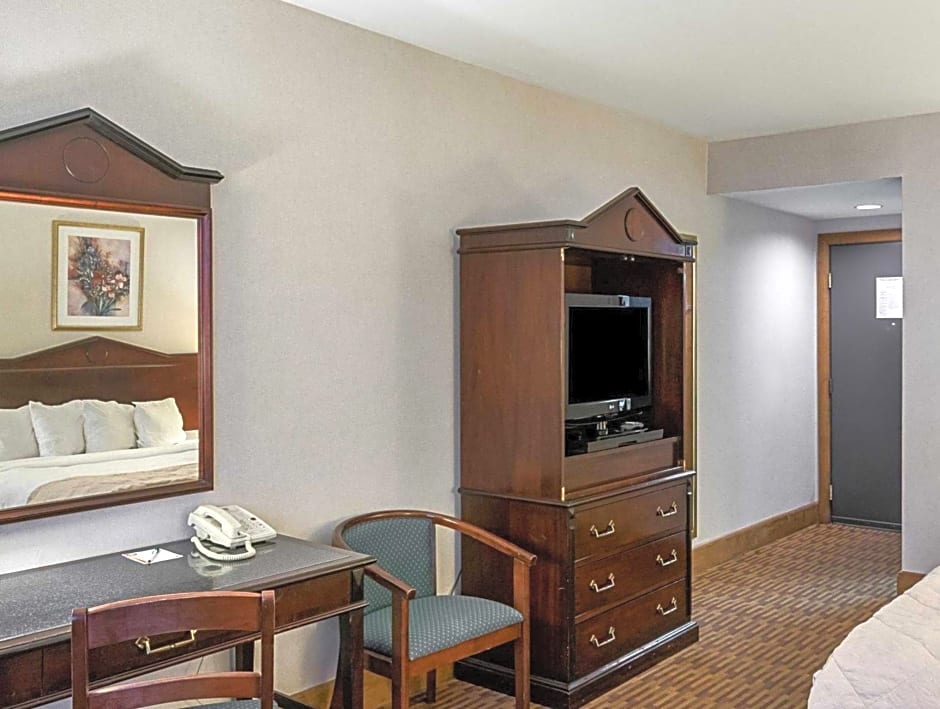 Quality Inn & Suites Skyways