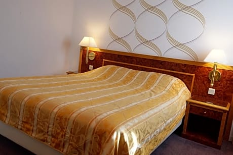 Double Bed Deluxe