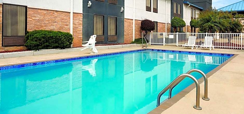 HomeTown Hotel Bryant