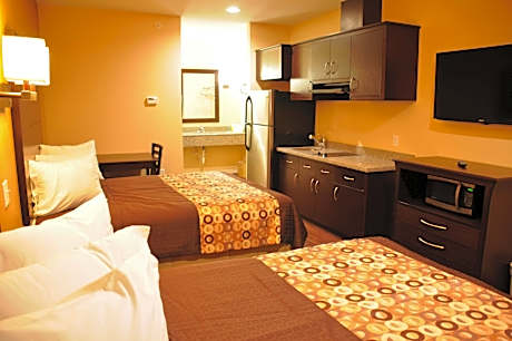 2 Queen Beds-Kitchenette-Smoking-Free Wifi- Microwave-Full Fridge-46 Inch Flat Panel Cable
