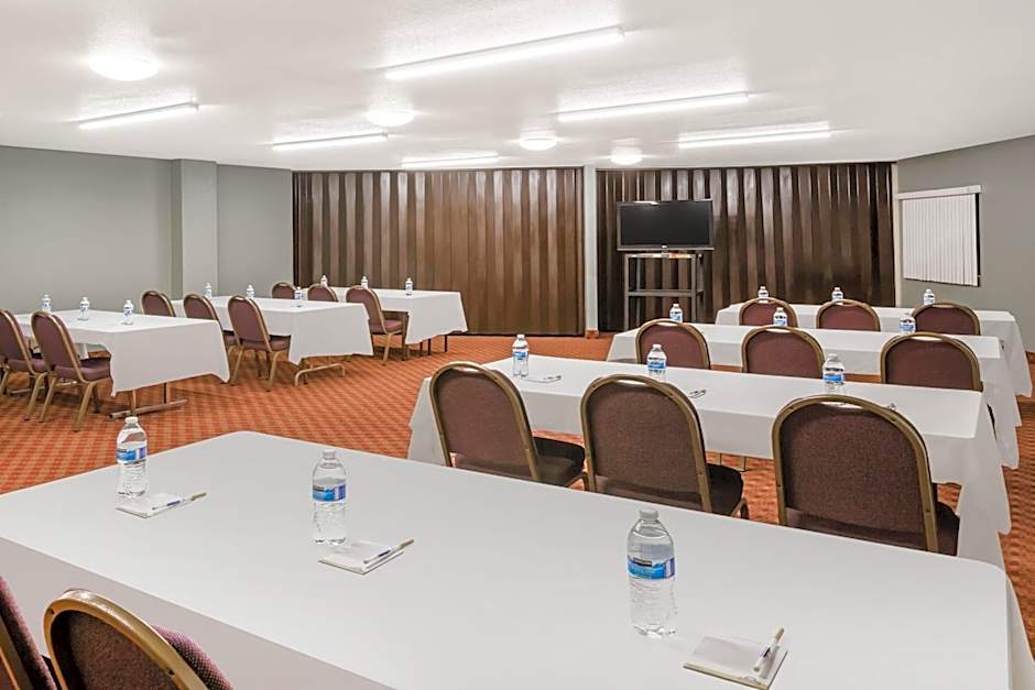 Days Inn by Wyndham Clive - West Des Moines