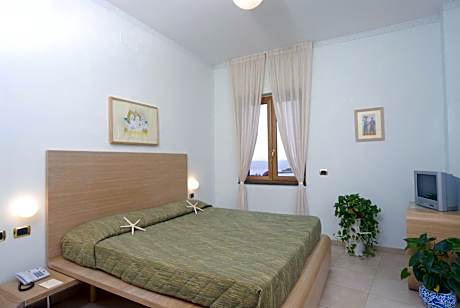 Classic Double or Twin Room with Sea View