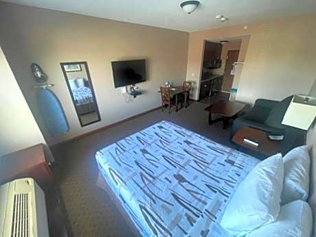 Queen Room with Sofa Bed - Non-Smoking