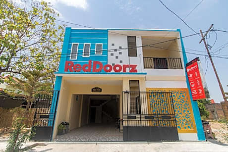 RedDoorz Syariah near Politeknik Negeri Madiun
