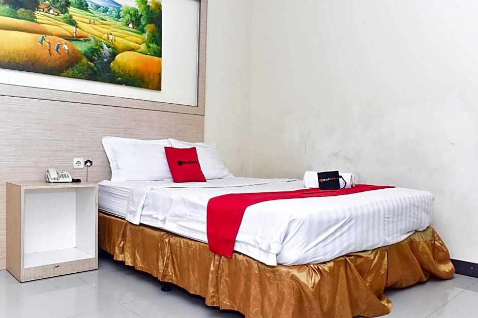 RedDoorz Plus near Sultan Hasanuddin Airport