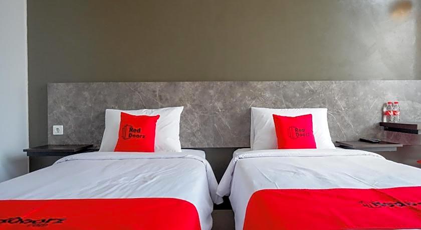 RedDoorz Plus near Solo Baru