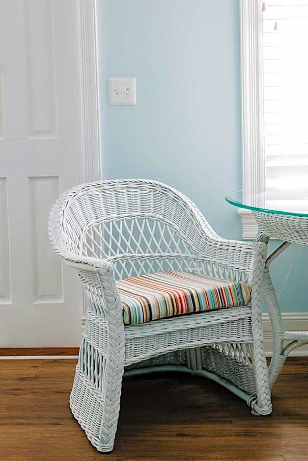 Classic King- Curry Mansion with Heated Pool!