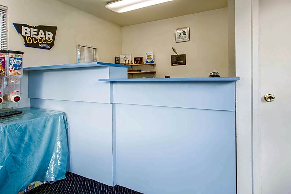 Travelodge by Wyndham Clearlake