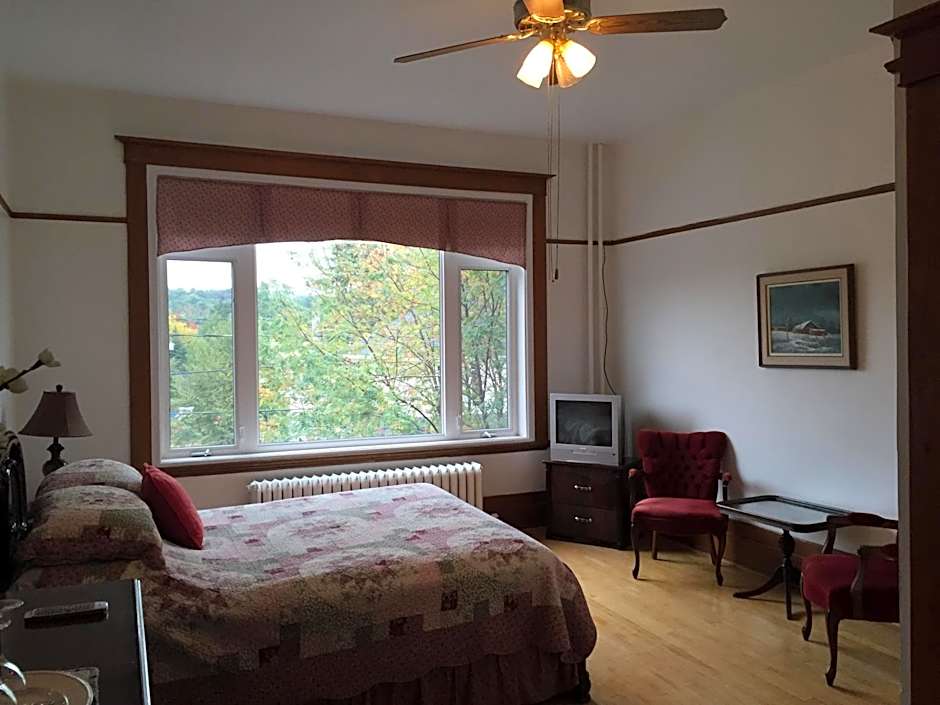 Le Petit Château Montebello B&B