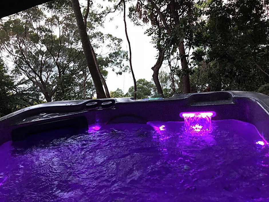 Gunnadoo Holiday Hut with Ocean Views and Jacuzzi