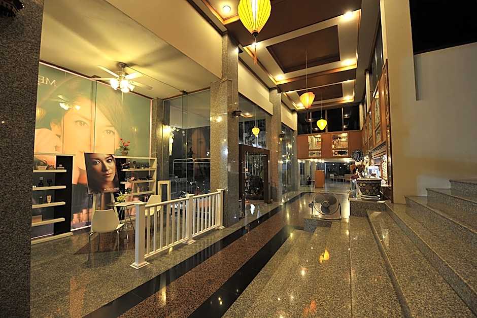 Phayao Northern Lake Hotel by ZUZU