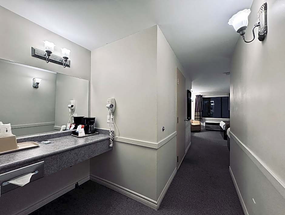 Super 8 by Wyndham Guelph