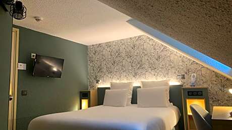 Quadruple Room with 1 Double Bed and 2 Single Beds
