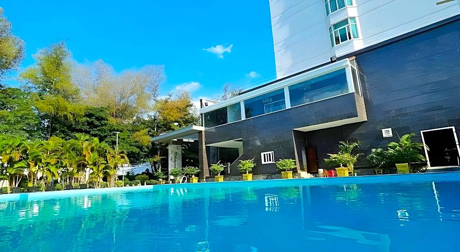 Van Phat Riverside Hotel
