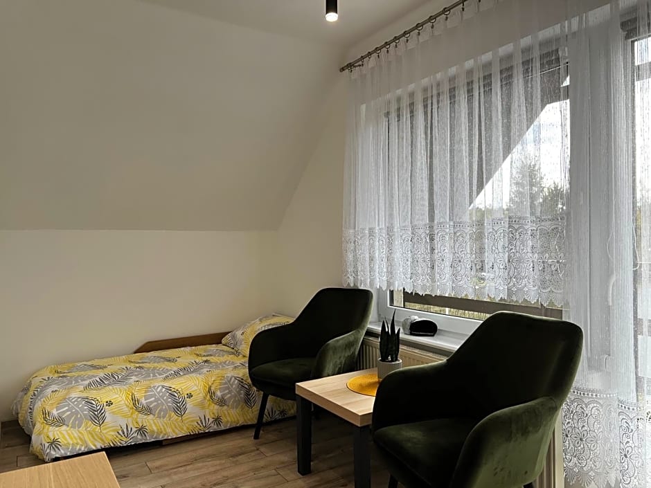 Domek Kamień nad jeziorem z jacuzzi