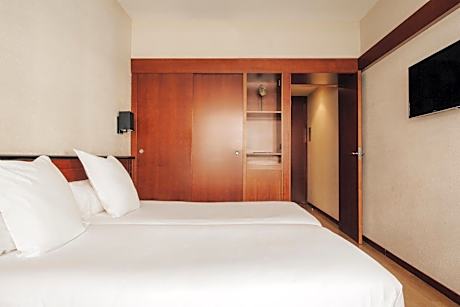 Double or Twin Room (1-2 Adults)