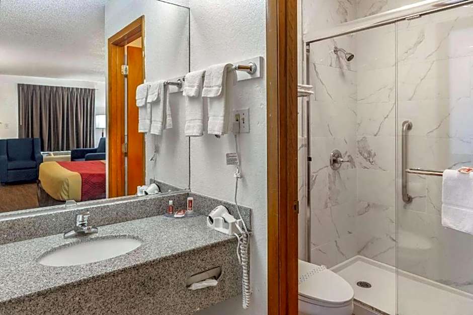 Econo Lodge Inn & Suites