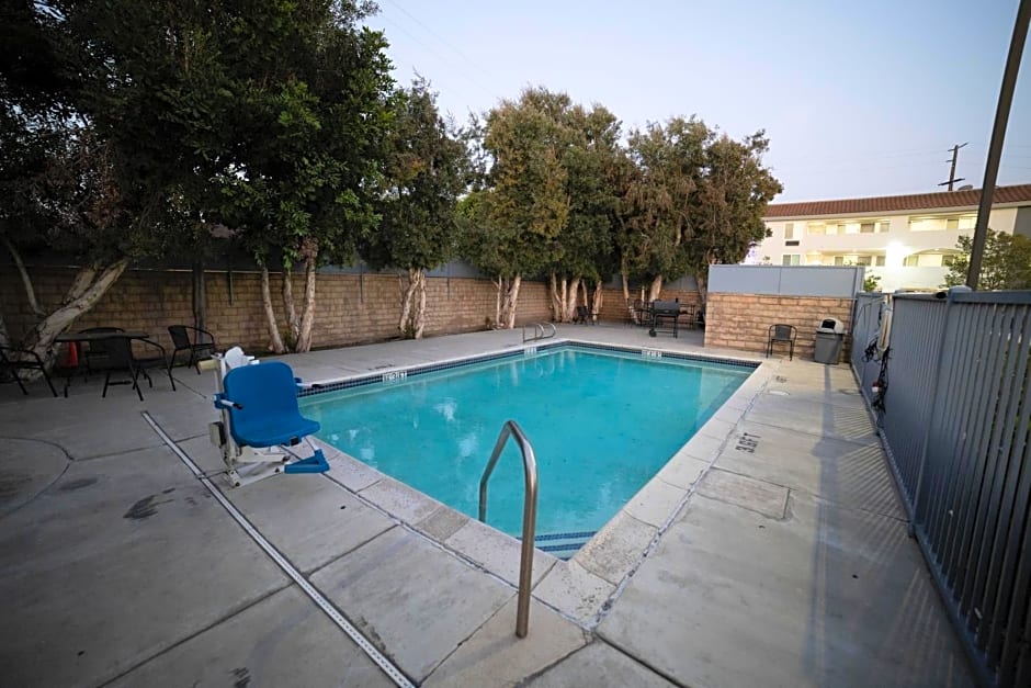 Mid City Inn & Suites Pico Rivera