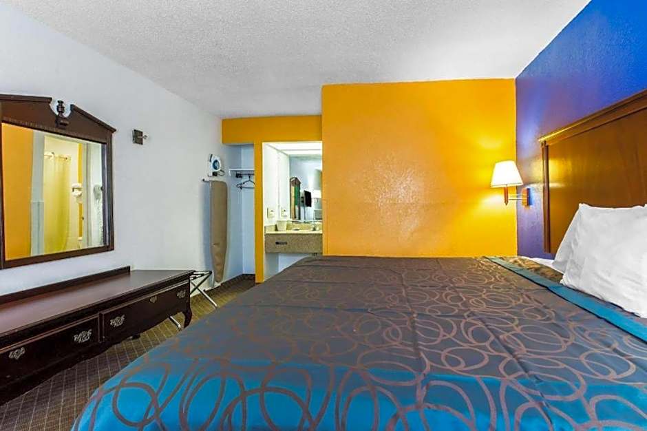 Econo Lodge Inn & Suites Macon North