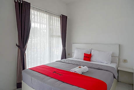 RedDoorz Syariah @ Raya Punten Batu