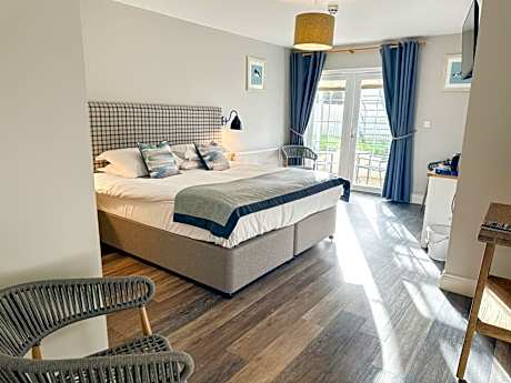 Superior King or Twin with Single Sofa and Terrace