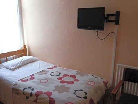 Basic Single Room with Shared Bathroom