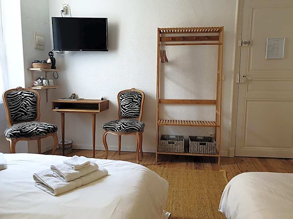 Chambres d'Hôtes et Gîtes- L'Abri sous Roche