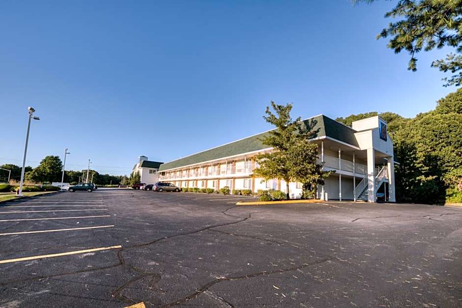Motel 6 Niantic, CT - New London
