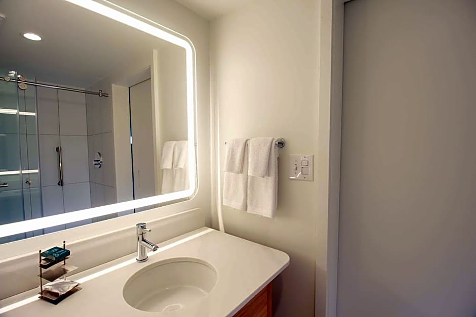 DoubleTree by Hilton Clarksville Riverview