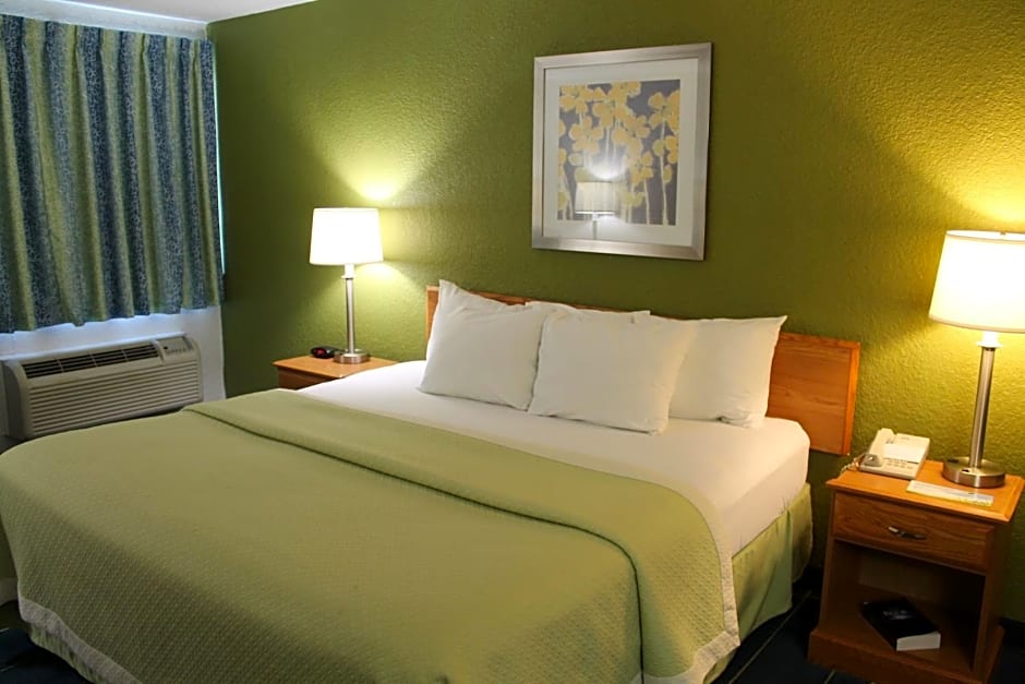 Days Inn & Suites by Wyndham Bridgeport - Clarksburg