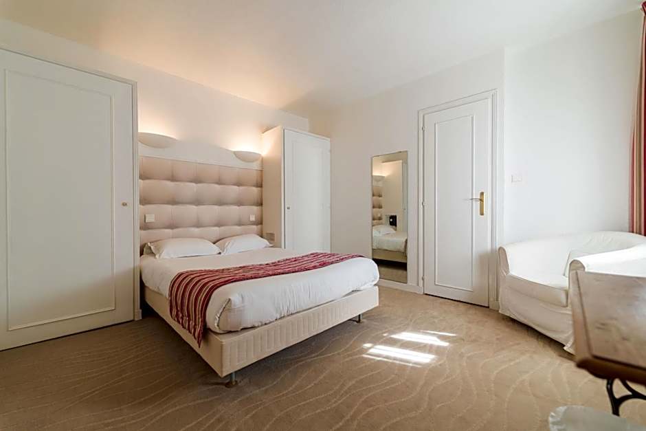 Hotel The Originals Château de Perigny